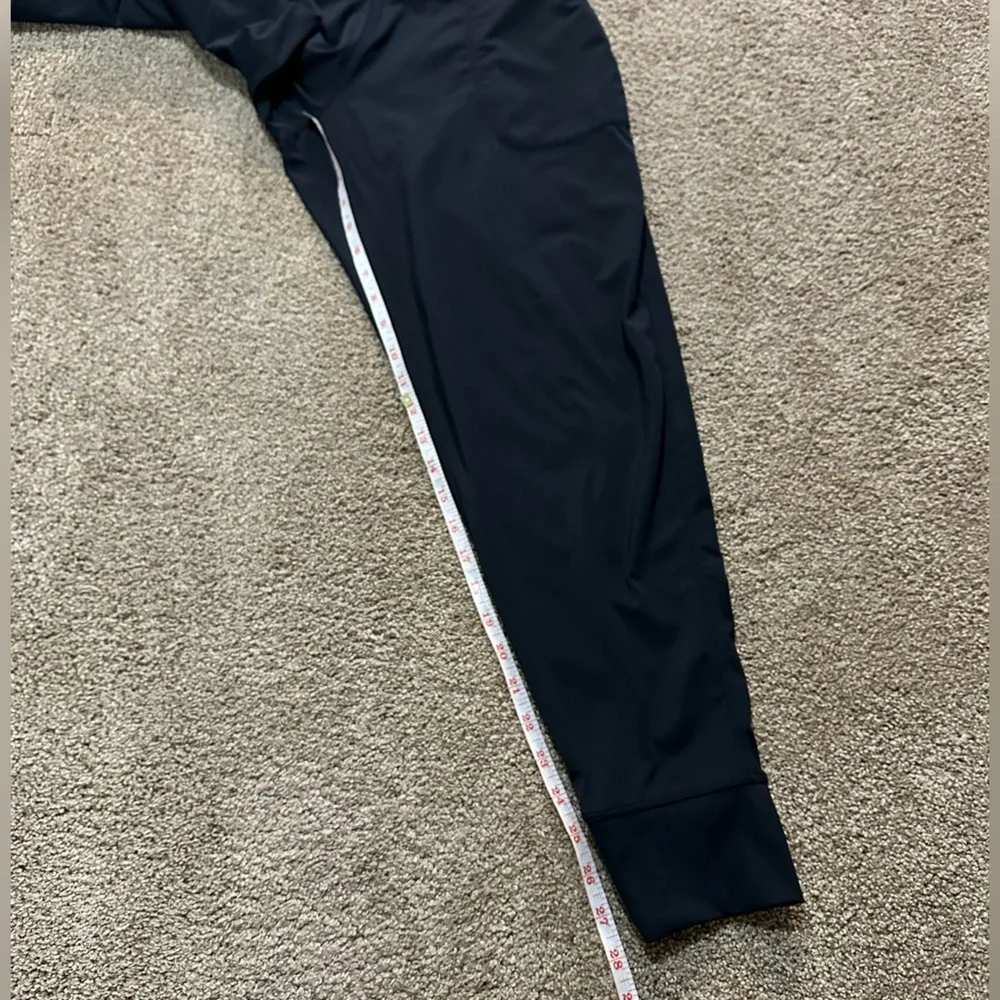 Black yoga leggings cuffed with pockets size large
